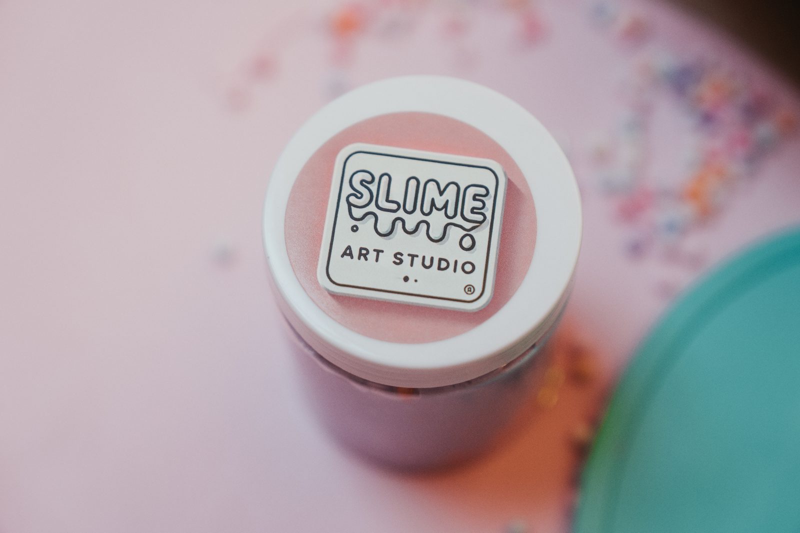Slime Art Studio — pot de slime rose signé Slime Art Studio, décoré de paillettes multicolores