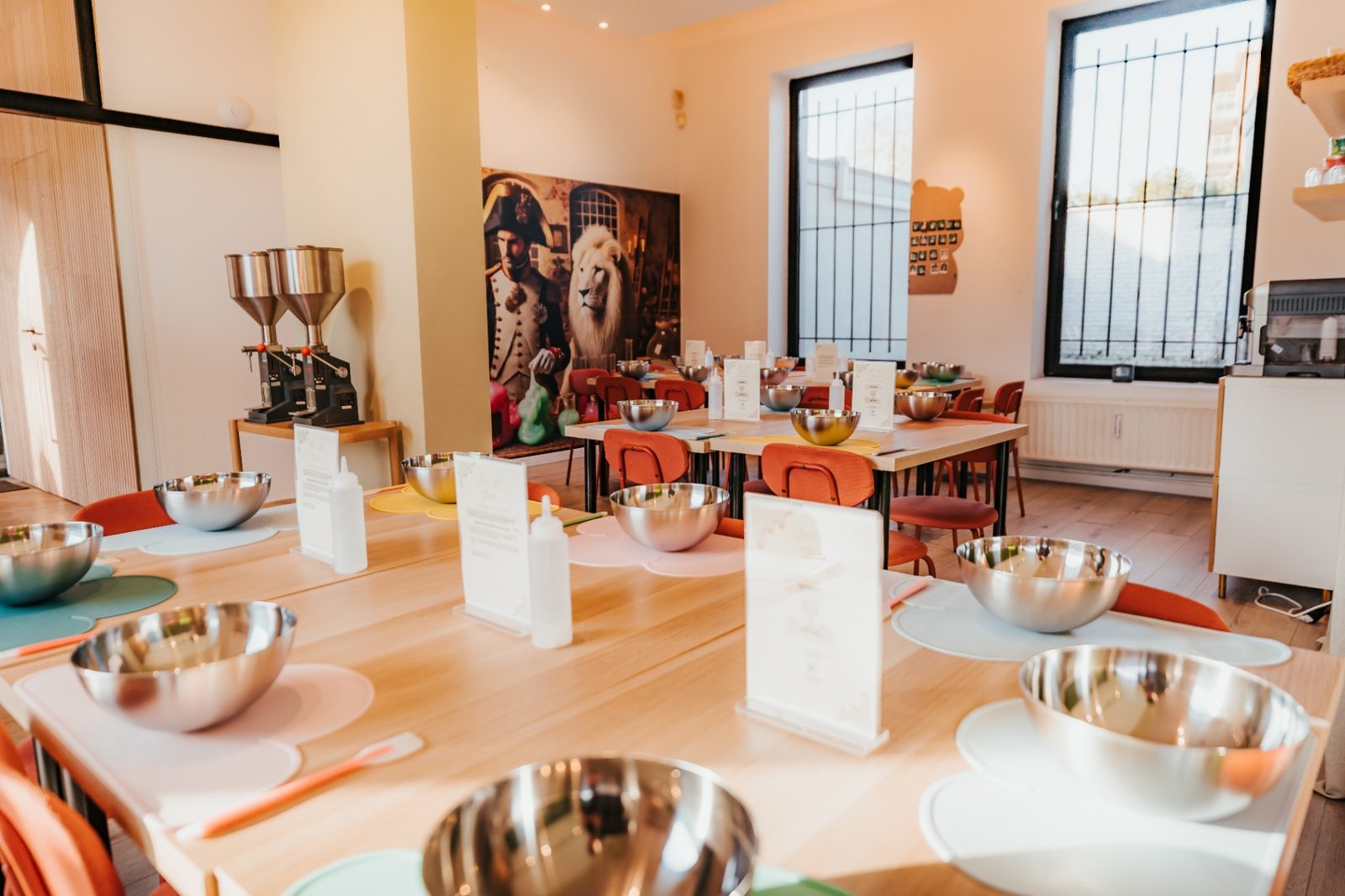 Atelier slime à Waterloo — tables prêtes pour l'atelier avec bols en inox, menus Slime Art Studio et décor lumineux